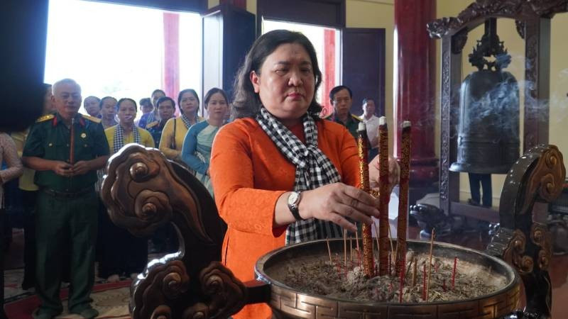 Đồng chí Hồ Thị Hoàng Yến, Ủy viên Ban Chấp hành Trung ương Đảng, Phó Bí thư Thường trực Tỉnh ủy Vĩnh Long cùng đoàn công tác dâng hương nhân kỷ niệm 106 năm ngày sinh nữ tướng Nguyễn Thị Định.