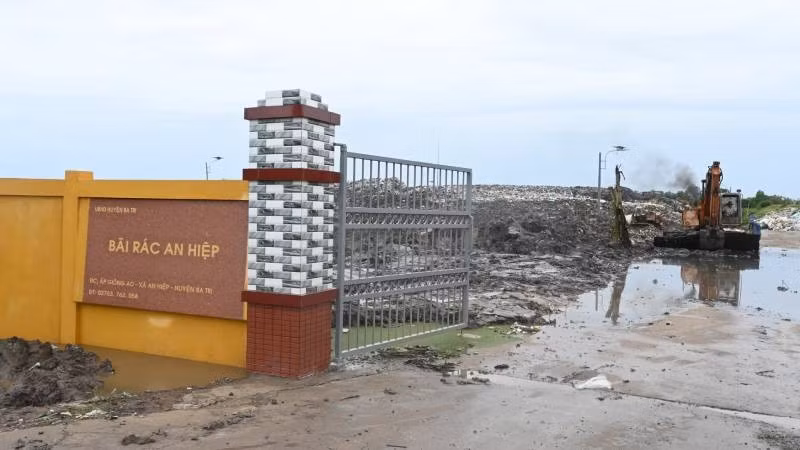 Bãi rác An Hiệp thường xuyên ô nhiễm môi trường khiến người dân bức xúc. (Ảnh: HOÀNG TRUNG)