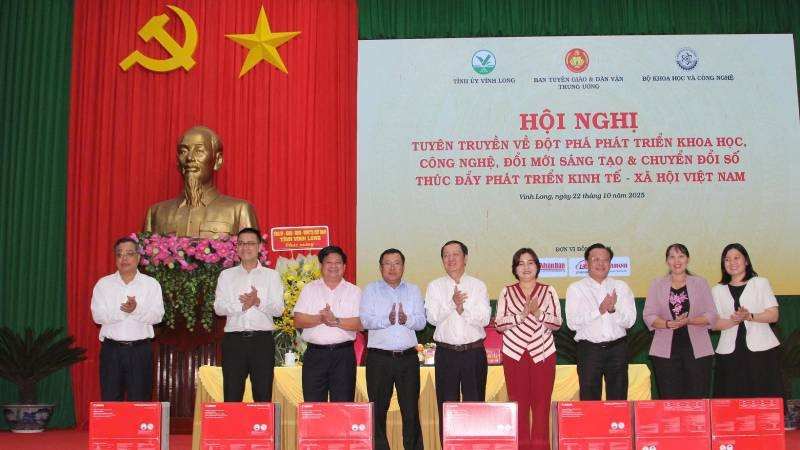 Đồng chí Huỳnh Thành Đạt và nhà báo Lê Nam Tư trao tặng 10 máy in Canon cho Ban Tuyên giáo và Dân vận các tỉnh, thành phố tham dự Hội nghị.