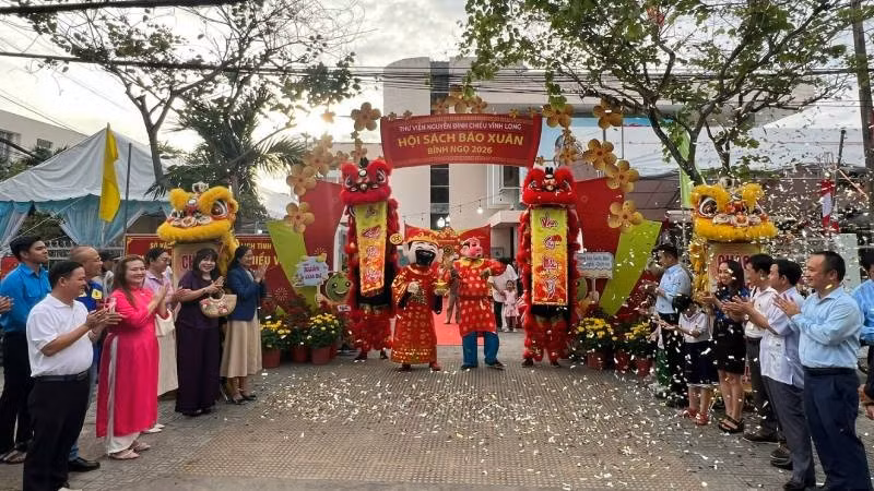 Đại biểu tham dự buổi lễ thực hiện nghi thức khai mạc Hội sách, báo Xuân Bính Ngọ 2026.