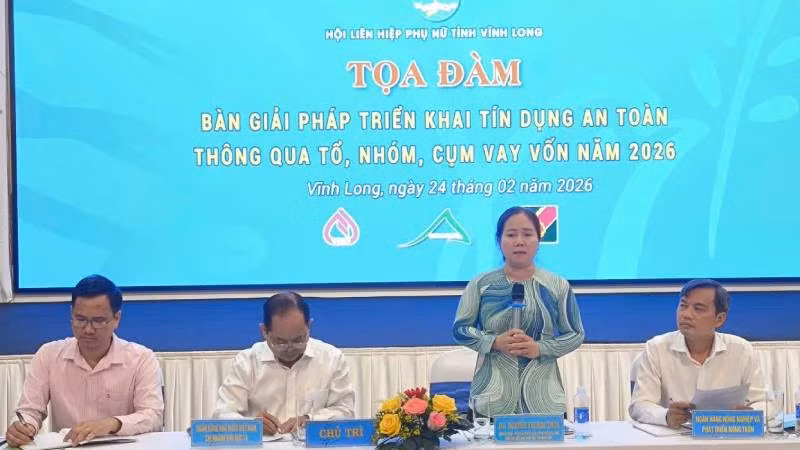 Đại biểu chủ trì tại buổi tọa đàm về triển khai tín dụng chính sách.