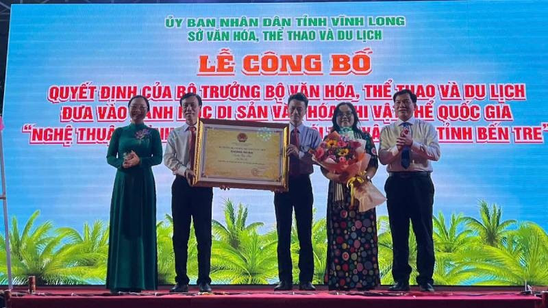 Trao quyết định công nhận "Nghệ thuật trình diễn dân gian Nói thơ Vân Tiên tỉnh Bến Tre" là Di sản văn hóa phi vật thể cấp quốc gia. (Ảnh: HOÀNG TRUNG)