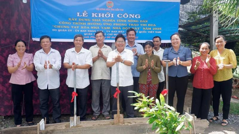 Đại biểu tham dự lễ thực hiện nghi thức khởi công xây dựng nhà cho nông dân Nguyễn Thái Khiển. (Ảnh: HOÀNG TRUNG)