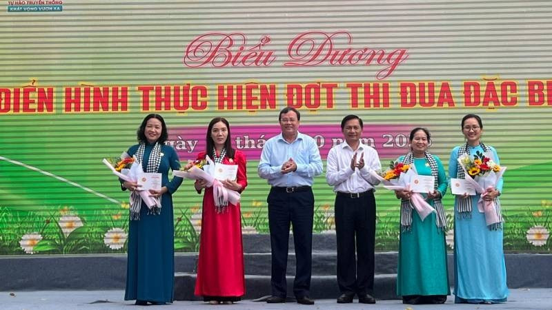 Lãnh đạo Tỉnh ủy Vĩnh Long trao kỷ niệm chương vì sự phát triển của Phụ nữ Việt Nam cho các chị em phụ nữ trong tỉnh. (Ảnh: HOÀNG TRUNG)