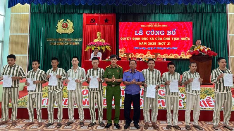 Đại biểu tham dự buổi lễ trao Quyết định đặc xá của Chủ tịch nước cho phạm nhân. (Ảnh: HOÀNG TRUNG)