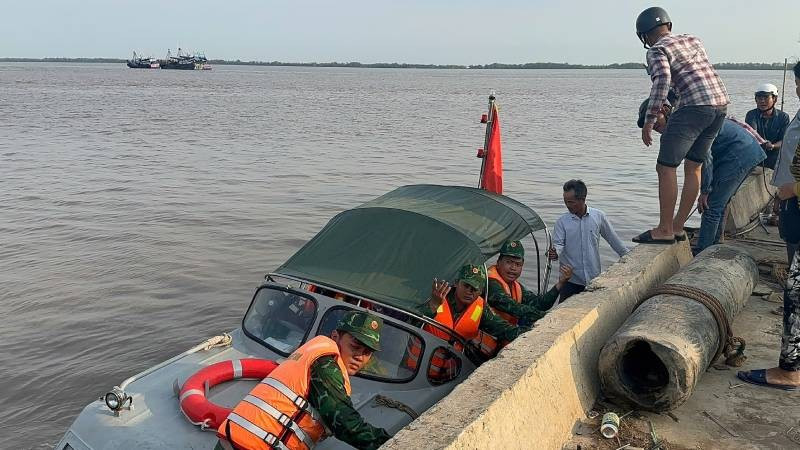 Đồn Biên phòng Cửa khẩu cảng Giao Long kịp thời ứng cứu ngư dân gặp nạn trên biển.