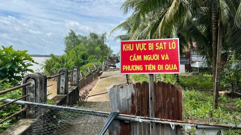 Chính quyền địa phương lắp biển cấm người và phương tiện đi qua khu vực sạt lở. (Ảnh: HOÀNG TRUNG)