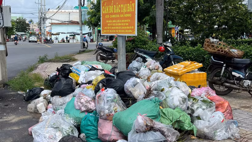 Rác tràn ra lề đường tại xã Ba Tri (tỉnh Vĩnh Long) do không được thu gom, vận chuyển về bãi rác. (Ảnh: HOÀNG TRUNG)