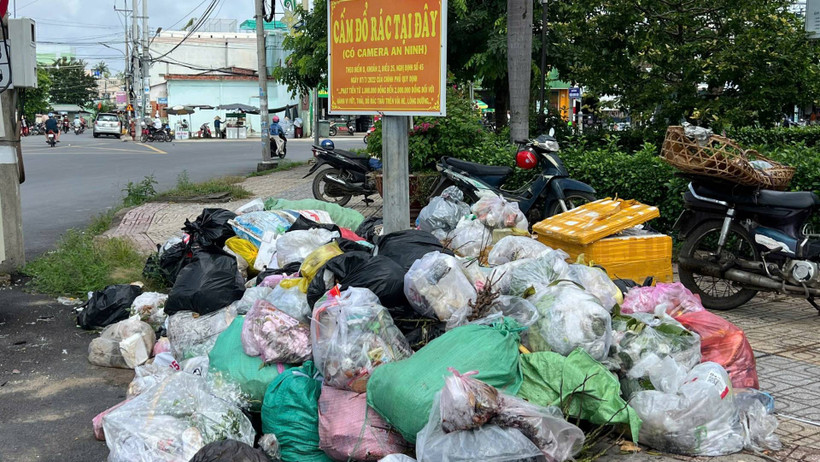 Rác tràn ra lề đường tại xã Ba Tri (tỉnh Vĩnh Long) do không được thu gom, vận chuyển về bãi rác. (Ảnh: HOÀNG TRUNG)