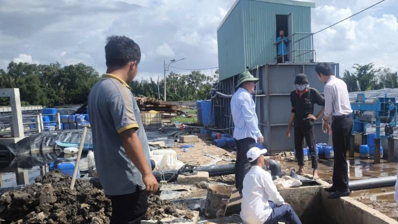 Kiểm tra việc khắc phục ô nhiễm môi trường tại bãi rác An Hiệp. (Ảnh: HOÀNG TRUNG)