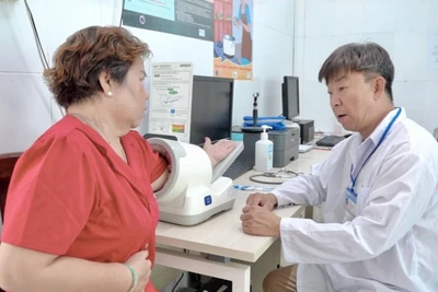 Khám sức khỏe người cao tuổi tại Trạm y tế xã Thạnh An.