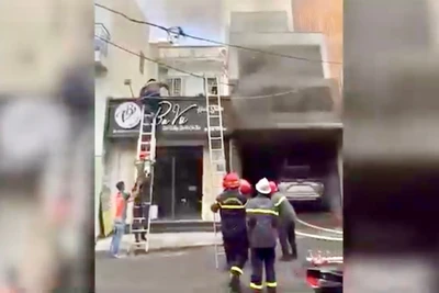 Ứng cứu đưa 6 người mắc kẹt trong vụ cháy ra ngoài an toàn.