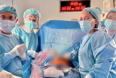 Ê-kíp bác sĩ thực hiện ca can thiệp tim bào thai lần thứ 13.