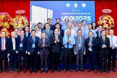 Đại biểu chụp ảnh lưu niệm tại Hội nghị lần thứ nhất Hội Hình ảnh ung thư Việt Nam. (Ảnh: Bệnh viện cung cấp).