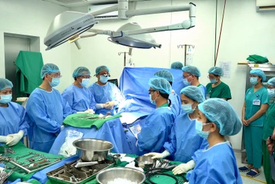 Ê-kíp bác sĩ mặc niệm người hiến tạng.