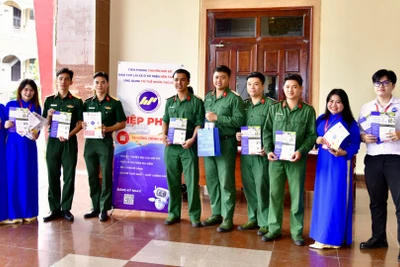 Hạ sĩ quan và binh sĩ trực tiếp tìm hiểu cơ hội việc làm với đơn vị tuyển dụng. (Ảnh: CTV)