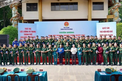 Tuyên dương 95 cán bộ Đoàn, đoàn viên tiêu biểu. (Ảnh: NGUYÊN PHÚ)