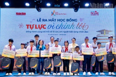 Trao học bổng cho 10 em thuộc sáu gia đình có người thân hiến tạng nhân đạo.