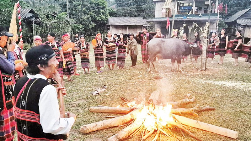 Không gian linh thiêng của đêm hội âm công bên ánh lửa bập bùng.