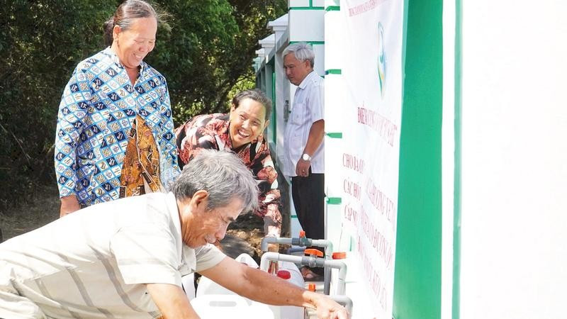 Người dân phường Vĩnh Châu vui mừng vì có nước sạch sử dụng miễn phí.