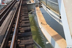 Đoạn va chạm giữa sà lan với cầu Ghềnh ảnh hưởng đến công tác chạy tàu thống nhất. (Ảnh: VÕ LÊ)