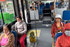 Người dân thành phố đi xe buýt miễn vé kể từ ngày 1/7/2026 là giải pháp góp phần hạn chế sử dụng phương tiện cá nhân (Ảnh: VÕ LÊ)