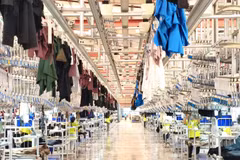 Hệ thống “Truyền treo tự động” vận hành tại nhà máy của Công ty Worldon giúp tăng công suất so với chuyền may truyền thống. (Ảnh: TÙNG ANH)