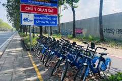 Bố trí xe đạp công cộng cho người dân sử dụng ở khu vực đường dành riêng cho xe đạp trên đại lộ Mai Chí Thọ. (Ảnh: VÕ LÊ)