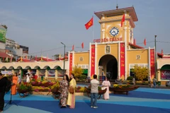 Chợ Bến Thành sau chỉnh trang là nơi thu hút người dân, khách du lịch chụp ảnh, tham quan dịp Tết Nguyên đán Bính Ngọ. (Ảnh: THẾ ANH)