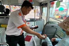 Hành khách đi các tuyến xe buýt điện trên địa bàn Thành phố. (Ảnh: QUÝ HIỀN)