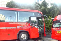 Xe đưa đón cán bộ đến Thành phố Hồ Chí Minh làm việc. (Ảnh: QUÝ HIỀN)
