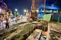 Ban Quản lý Đường sắt đô thị Thành phố Hồ Chí Minh tổ chức thi công di dời hạ tầng kỹ thuật vào ban đêm, qua đó đẩy nhanh tiến độ khởi công tuyến Metro số 2. (Ảnh: QUÝ HIỀN)