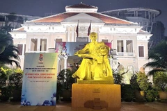 Nhà Thiếu nhi, đã hình thành hệ thống chiếu sáng mỹ thuật với điểm nhấn là Nhà Truyền thống Đội Thiếu niên Tiền phong Hồ Chí Minh tọa lạc trong khuôn viên tượng Bác Hồ với thiếu nhi. (Ảnh: QUÝ HIỀN)