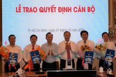 Phó Chủ tịch Thường trực Ủy ban nhân dân Thành phố Hồ Chí Minh Nguyễn Văn Thọ trao quyết định cho cán bộ lãnh đạo Trung tâm Phát triển quỹ đất Thành phố Hồ Chí Minh. (Ảnh: ANH THƯ)