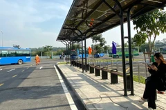 Bến xe buýt Lê Minh Xuân tại xã Bình Lợi (huyện Bình Chánh cũ) rộng 14.000m2, trang bị tiện nghi đầy đủ phục vụ hành khách đi xe buýt (Ảnh: QUÝ HIỀN)