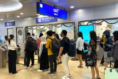 Hành khách chờ mua vé đi tuyến Metro số 1 Bến Thành-Suối Tiên. (Ảnh: VÕ LÊ)
