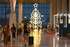 Điểm nhấn của nhà ga T3 Tân Sơn Nhất được trang trí mùa lễ hội là tháp máy được ghép từ 7 chiếc máy bay, trên đỉnh là ngôi sao tỏa sáng. (Ảnh: VÕ LÊ)