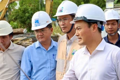 Phó Chủ tịch Ủy ban nhân dân Thành phố Hồ Chí Minh Bùi Xuân Cường dẫn đầu đoàn công tác kiểm tra công trường thi công thuộc Dự án Vành đai 3 đoạn phía tây. (Ảnh: VÕ LÊ)