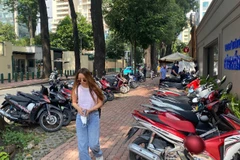 Vỉa hè trên tuyến đường Nguyễn Bỉnh Khiêm, phường Bến Thành kẻ vạch trên vỉa hè để bảo đảm lối đi cho người đi bộ. (Ảnh: QUÝ HIỀN)