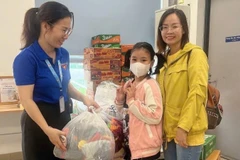 Người dân thành phố đã chuyển những món hàng cứu trợ gồm quần áo, nhu yếu phẩm tới các nhà ga của tuyến Metro số 1 sáng 22/11. (Ảnh: QUÝ HIỀN)