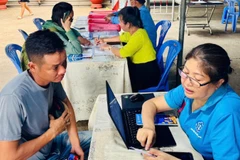 Tuyên truyền chính sách bảo hiểm xã hội, bảo hiểm y tế đối với người lao động làm việc tại các Khu công nghiệp. (Ảnh: QUÝ HIỀN)