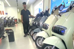 Một cửa hàng bán xe máy điện có doanh thu cao do nhu cầu người đi phương tiện điện ngày càng cao. (Ảnh: QUÝ HIỀN)