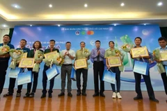 Sở Xây dựng Thành phố Hồ Chí Minh cùng Trung tâm Quản lý Giao thông công cộng vinh danh 30 cá nhân tiêu biểu là lái xe và nhân viên phục vụ xe buýt. (Ảnh: QUÝ HIỀN)