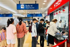 Hành khách mua vé đi Metro. (Ảnh: QUÝ HIỀN)