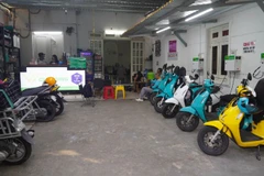 Một dịch vụ sạc xe máy điện tại khu vực Trung tâm Thành phố (Ảnh: THẾ ANH)