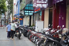 Kẻ vạch quản lý vỉa hè khu vực phường Hòa Hưng.(Ảnh: THẾ ANH)