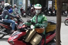 Tài xế xe công nghệ giao hàng là lực lượng tham gia lưu thông ngày càng phổ biến tại Thành phố Hồ Chí Minh. (Ảnh: TÙNG ANH)
