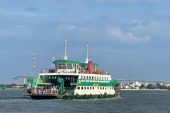 Tuyến phà Bình Khánh, phương tiện kết nối chủ yếu giữa nội đô Thành phố Hồ Chí Minh và khu vực biển Cần Giờ, chỉ có 5 chiếc phà hoạt động, do đó gây ùn ứ hành khách và giao thông. (Ảnh: QUÝ HIỀN)