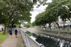 Tuyến kênh Hàng bàng, một tuyến kênh ô nhiễm đang được thành phố nạo vét, cải tạo. (Ảnh: QUÝ HIỀN)