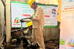 Nhân viên Xí nghiệp Cấp nước Nông thôn-Tổng Công ty Cấp nước Sài Gòn hỗ trợ các hộ dân trám lấp giếng khoan khu vực xã Tân Nhựt (huyện Bình Chánh cũ). (Ảnh: QUÝ HIỀN)